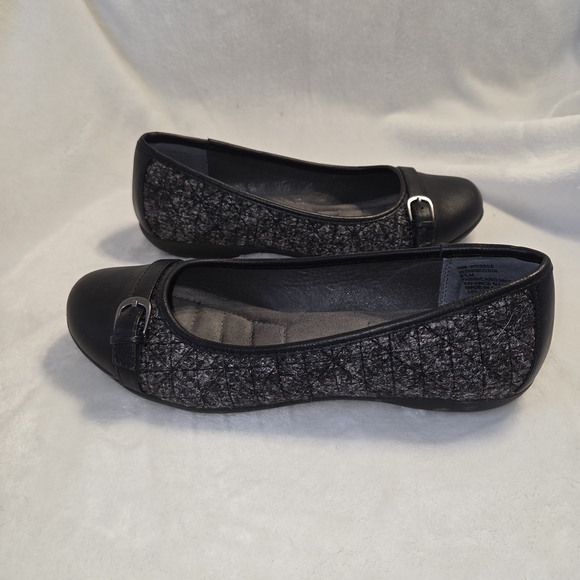White Mountain Women's Black and Gray Flats - Picture 5 of 7